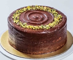 4 ile 6 kişilik kişilik Klasik sade çikolatalı fıstıklı yaş pasta Doğum günü pastası Nevşehir pasta